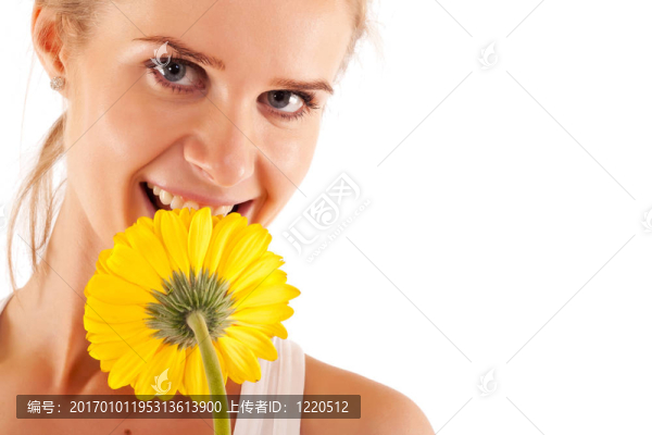 聞黃色花的女人