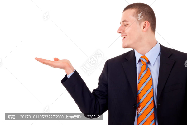 男人手上拿著東西