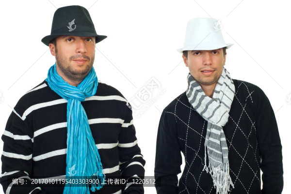 兩個(gè)戴帽子和圍巾的男人