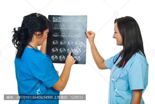 兩名醫(yī)生檢查女性MRI