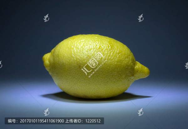 藍(lán)色背景的黃色天然檸檬