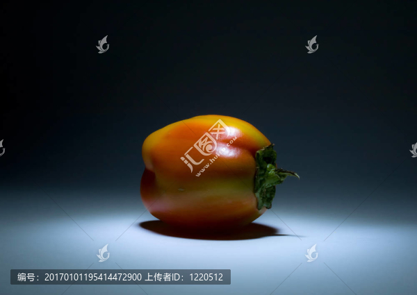 彩色辣椒在黑暗與陰影