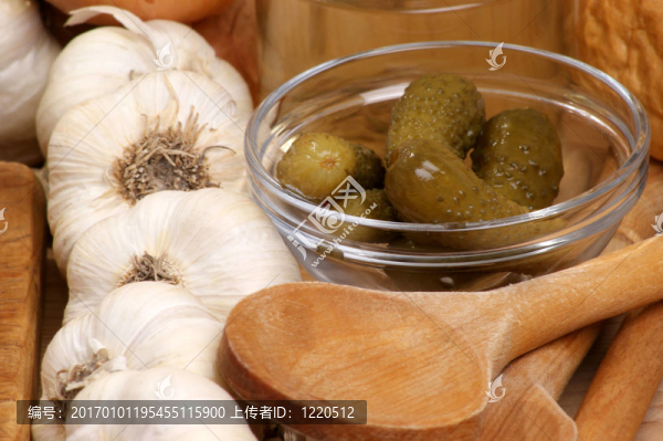 一些新鮮的有機大蒜和黃瓜在碗里