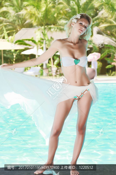 游泳池附近的女人