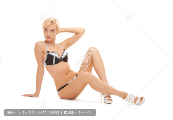 穿黑白內(nèi)衣的女人