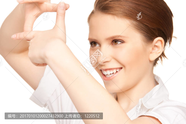 可愛的女人用手指創(chuàng)造一個框架
