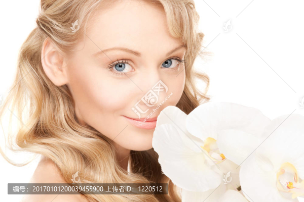 美麗的女人與白色的花