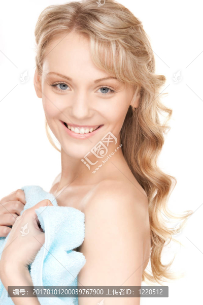 可愛的女人在毛巾