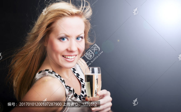 微笑的年輕女人，西爾維斯特香檳