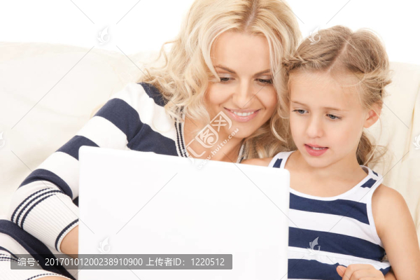 快樂媽媽和孩子用筆記本電腦
