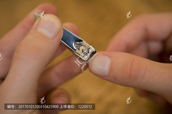 男士修剪手指指甲特寫