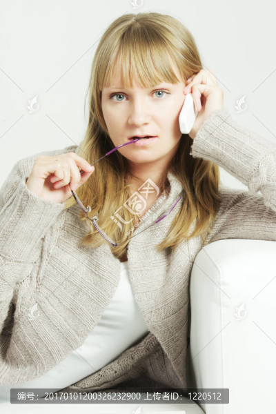 眼鏡和手機(jī)的女人-匯圖網(wǎng) www.fosd68.com 眼鏡和手機(jī)的女人