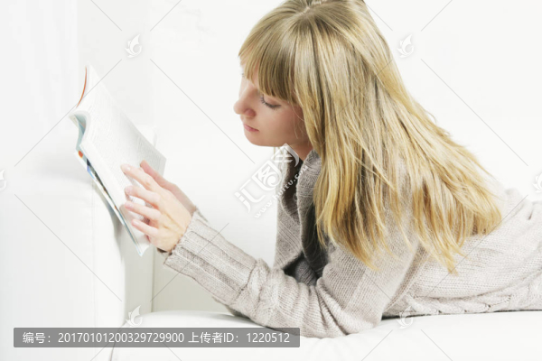 沙發(fā)上的女人