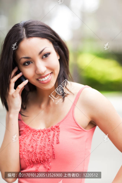 打電話的女人