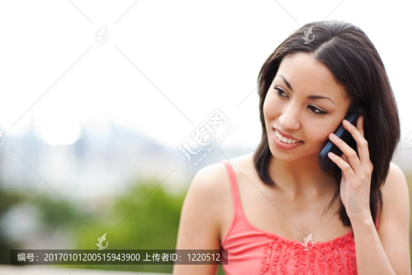 打電話的女人