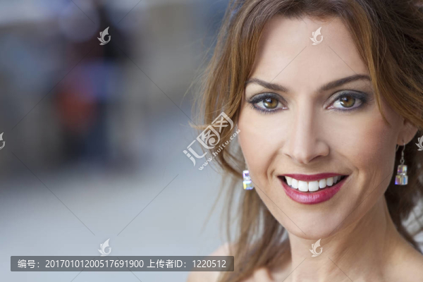 在一個三十多歲的年輕漂亮的女人戶外人像