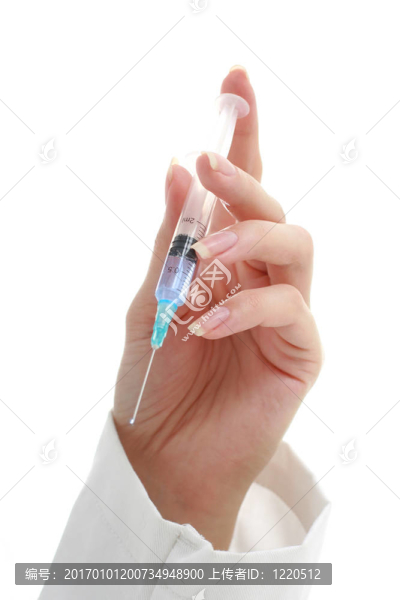 醫(yī)生.注射器在手。