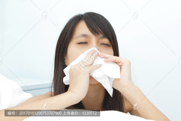 打噴嚏的女孩