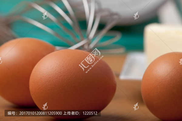 雞蛋在桌子打蛋器