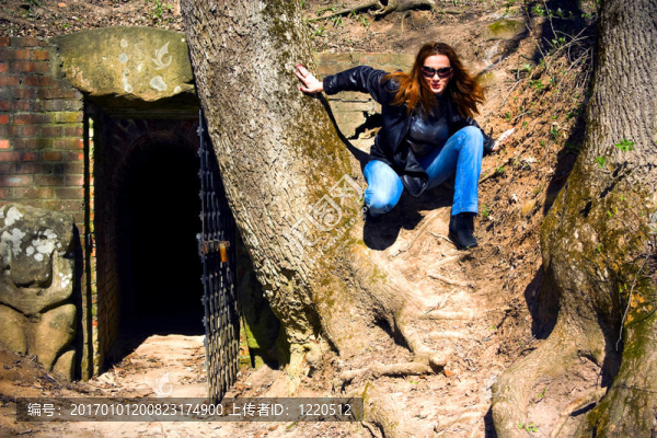 入口處附近的女人