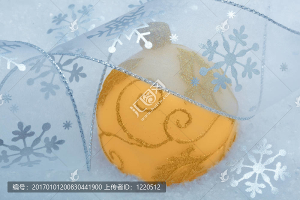 雪花上的圣誕球和雪花裝飾