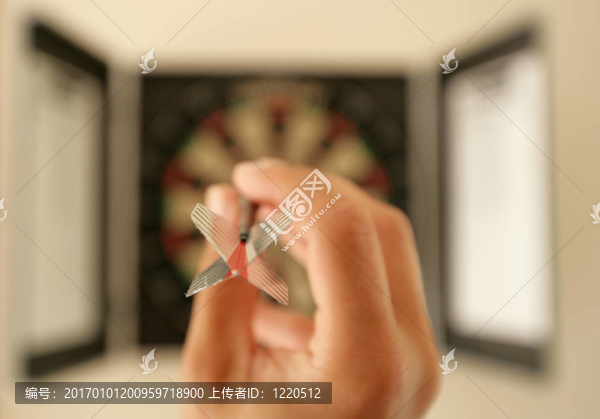 要扔飛鏢