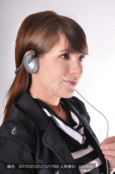 女人聽音樂