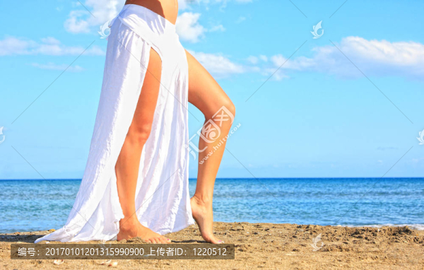 在海灘上放松的美麗模型