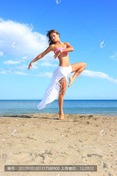 在海灘上放松的美麗模型