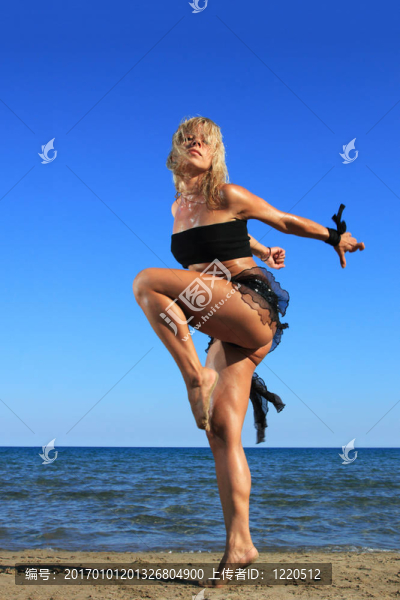 在海灘上放松的美麗模型