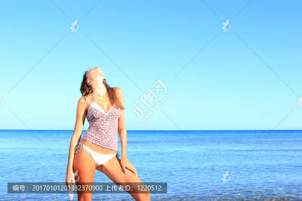 在海灘上放松的美麗模型