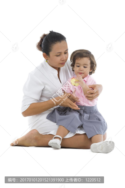 可愛(ài)的女兒吃蘋(píng)果的母親