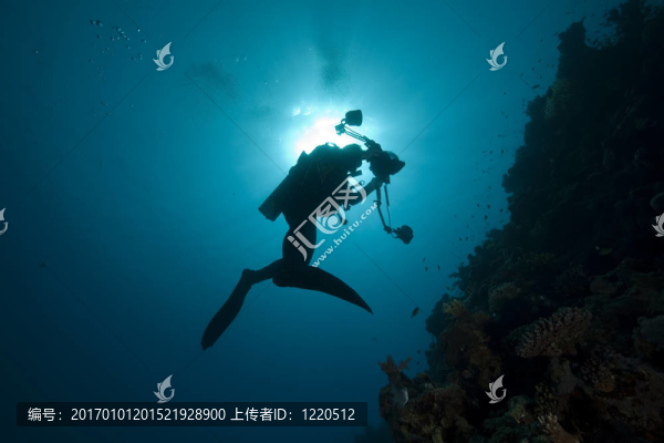 潛水員水下攝影師silhouet