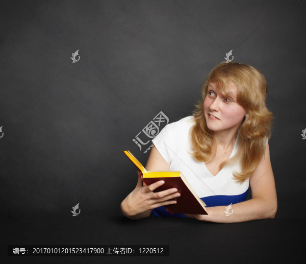 有趣的女孩與書在黑暗中
