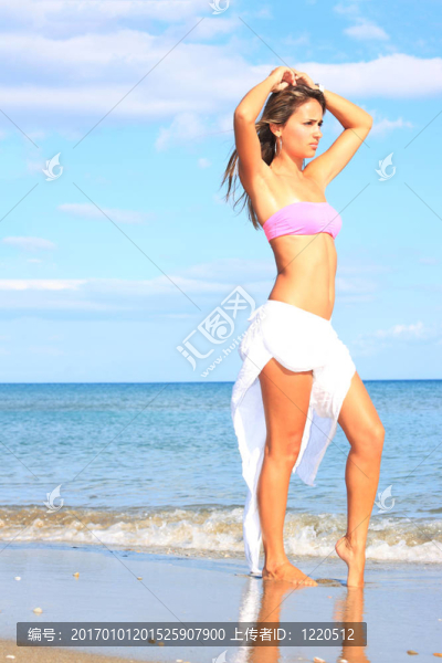 在海灘上放松的美麗模型