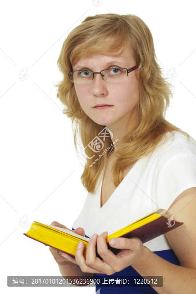 戴眼鏡的女人看書