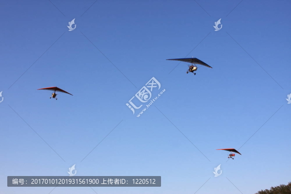 懸掛式滑翔機(jī)在天空