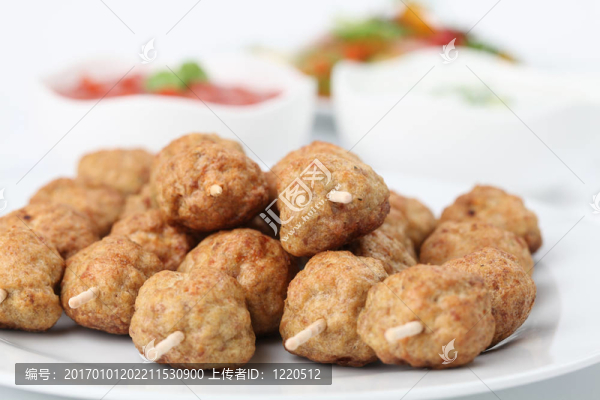 用蘸沙拉肉丸