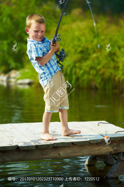 孩子釣魚
