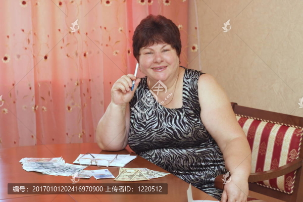 帶證件的老年婦女