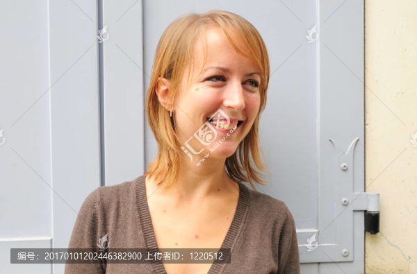 戶外肖像年輕女子