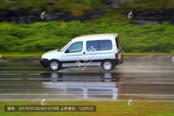 高速路上的汽車