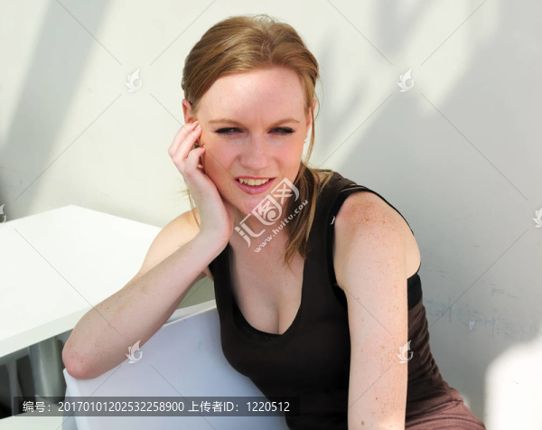 戶外肖像年輕女子