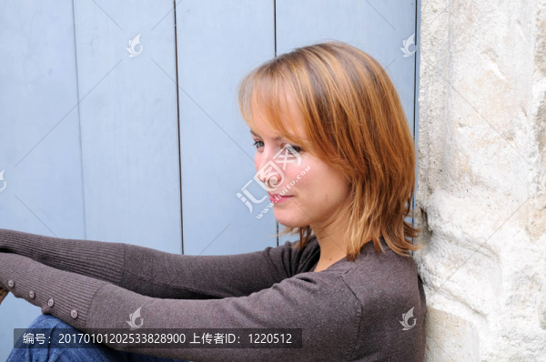 戶外肖像年輕女子