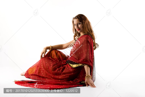 穿傳統(tǒng)衣服的年輕女子坐在白色上
