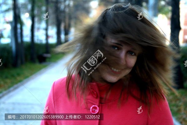 漂亮女孩搖著頭