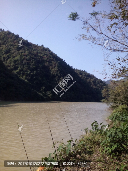 河邊釣魚