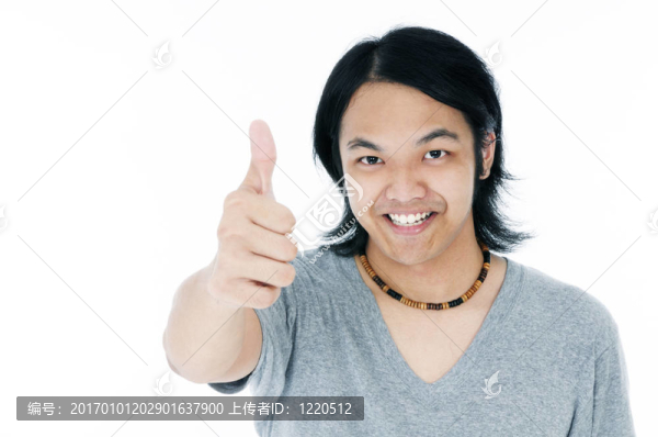 快樂的年輕人豎起大拇指