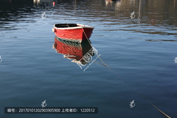 紅船在該港。