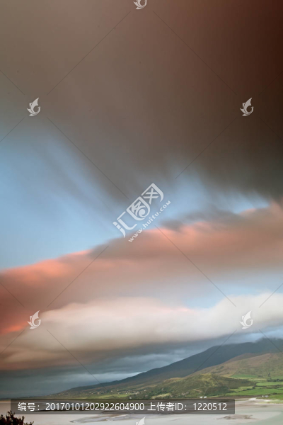 愛爾蘭海岸的Dingle半島上空的烏云
